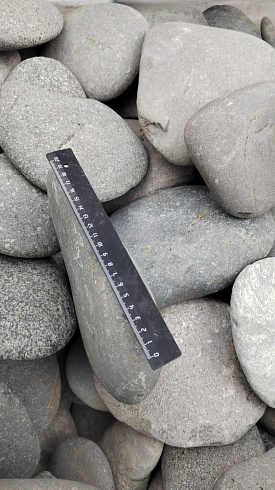 Kamenclub.ru: Галька речная плоская (темно-серая) фр. 70-150 мм. купить  в Сургуте галечник природный темно-серый серый синий речная плоская природная окатанная  9000 руб/т   фото КАМЕНЬ КЛУБ