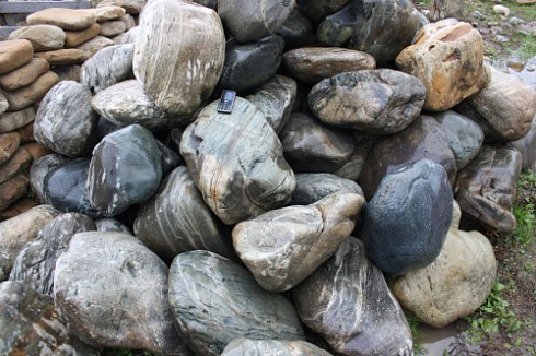 Kamenclub.ru: Речной валун Кабанчик фр.300-500 мм.  купить в Сургуте крупный природный камень галька серый, темно-серый речной валун галечник масштабный 7000 руб/т   фото КАМЕНЬ КЛУБ