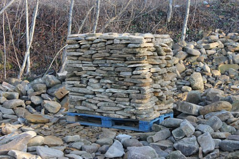 Kamenclub.ru: Песчаник колотый для облицовки (фр. 2-3 см)  купить в Сургуте песчаник бежевый серый рыжий песчаник строительный 5000 руб/т   фото КАМЕНЬ КЛУБ