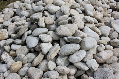 Kamenclub.ru: Бело-серый валунчик фр.100-300 мм.  купить в Сургуте крупный камень для ландшафта серый, белый бело-серый валун крупная галька 4500 руб/т   фото КАМЕНЬ КЛУБ