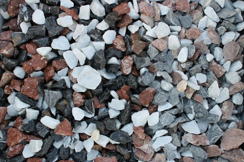 Kamenclub.ru: Мраморная крошка (щебень крошка микс : белый-черный-розовый) фр. 20-40 мм.  купить в Сургуте мрамор белый, черный, розовый декоративная ландшафтная крошка 12000 руб/т   фото КАМЕНЬ КЛУБ