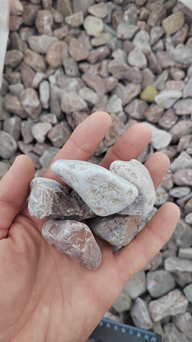 Kamenclub.ru: Мраморная крошка (щебень галтованный розовый) фр.20-40 мм.  купить в Сургуте мрамор розовый, красный оголтованный округлый щебень  15000 руб/т   фото КАМЕНЬ КЛУБ