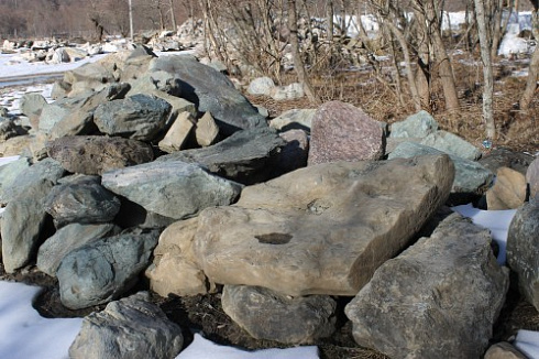 Kamenclub.ru: Гранит скальник (серо-зеленый) фр. 500-1500 мм.  купить в Сургуте гранит мрамор  серый зеленый темно-серый глыба скальная колотая ландшафтная 7 500 руб/т   фото КАМЕНЬ КЛУБ