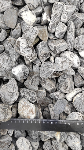 Kamenclub.ru: Щебень галтованный черный (мрамор) фр.40-70 мм.  купить в Сургуте мрамор черный с белыми прожилками, черный, белый щебень галтованный округлый 13500 руб/т   фото КАМЕНЬ КЛУБ