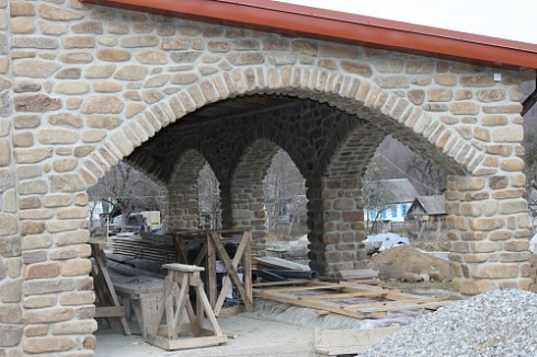 Kamenclub.ru: Песчаник для строительства и кладки блочный (фр 100-200 мм)  купить в Сургуте песчаник бежевый серый рыжий валун мелкий для строительства песчаник 6500 руб/т   фото КАМЕНЬ КЛУБ