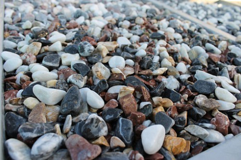 Kamenclub.ru: Мраморная крошка (щебень галтованный микс:белый-черный-розовый-медовый) фр.10-20 мм.  купить в Сургуте мрамор белый, медовый, черный, розовый мраморный декоративный ландшафтный окатанный округлый галтованный щебень 15500 руб/т   фото КАМЕНЬ КЛУБ