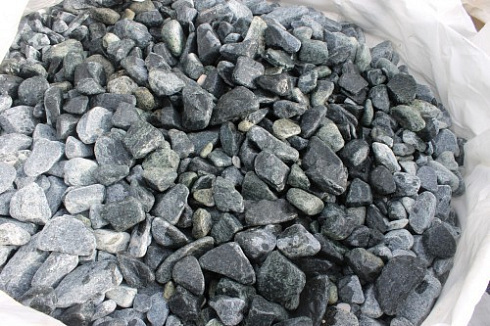 Kamenclub.ru: Щебень галтованный зеленый (змеевик) фр. 50-100 мм.  купить в Сургуте галтовка мраморная зеленый, салатовый мрамор 12 500 руб/т   фото КАМЕНЬ КЛУБ