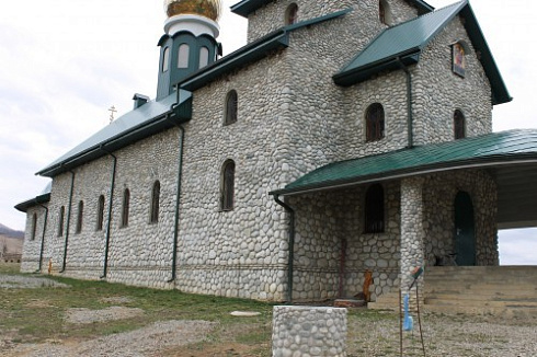 Kamenclub.ru: Галька речная плоская (бело-серая) фр. 100-200-300 мм. купить  в Сургуте галька речная плоская серый, белый, бело-серый, серо-белый речная галька плоская  9000 руб/т   фото КАМЕНЬ КЛУБ