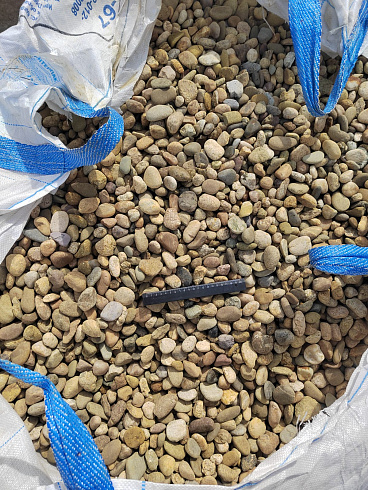 Kamenclub.ru: Галька речная окат рыжая фр. 20-40 мм. купить  в Сургуте галька речная окатанная рыжая желтая серая округлая речная галька 5000 руб/т   фото КАМЕНЬ КЛУБ