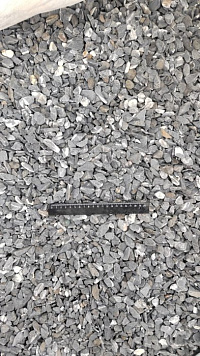 Kamenclub.ru: Щебень галтованный черный (мрамор) фр.10-20 мм.  купить в Сургуте мрамор черный с белыми прожилками, черный, белый окатанный округлый ландшафтный декоративный щебень 15000 руб/т   фото КАМЕНЬ КЛУБ