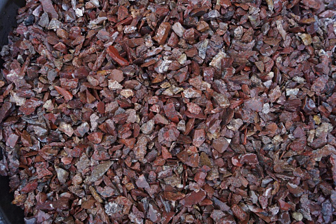 Kamenclub.ru: Щебень крошка красный (ЯШМА) фр. 5-10 мм.  купить в Сургуте крошка каменная яшмы красный, бордовый, темно-красный декоративная крошка ландшафтная каменная яшмоидная 8500 руб/т   фото КАМЕНЬ КЛУБ