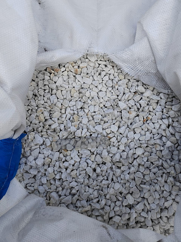Kamenclub.ru: Мраморная крошка, щебень, цвет-белый, фр. 10-20 мм.  купить в Сургуте мрамор белый, молочный айвори каменная ландшафтная декоративная крошка шебня 12000 руб/т   фото КАМЕНЬ КЛУБ