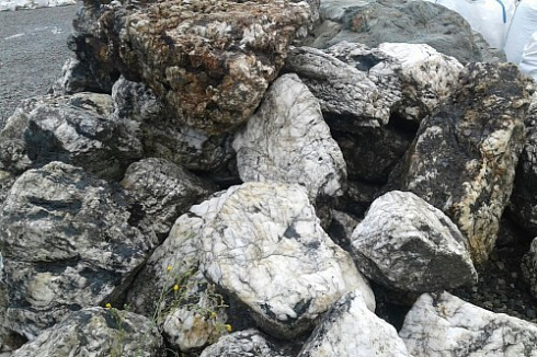 Kamenclub.ru: Черный гранит - кварцит фр. 500-1000 мм.  купить в Сургуте гранит кварцит черный серый белый скальный колотый валун 9750 руб/т   фото КАМЕНЬ КЛУБ