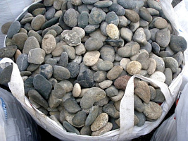 Kamenclub.ru: Галька речная плоская (ассорти) фр. 100-200-300 мм купить в Сургуте галька галечник природный серый, белый темно-серый синий рыжий светло-серый природная галька плоская крупная 8000 руб/т   фото КАМЕНЬ КЛУБ