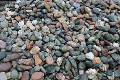 Kamenclub.ru: Галька окат (цветная картошка) фр. 50-100 мм. купить  в Сургуте галька природная окатанная серый белый цветной синий темно-серый коричневый округлый галечник окатанный 6800 руб/т   фото КАМЕНЬ КЛУБ