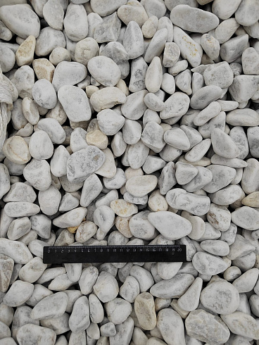 Kamenclub.ru: Мраморная крошка (щебень галтованный белый) фр.40-70 мм.  купить в Сургуте мрамор белый молочный айвори окатанный округлый природный камень 17000 руб/т   фото КАМЕНЬ КЛУБ