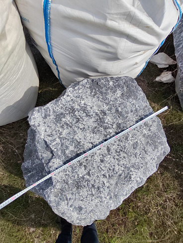 Kamenclub.ru: Черный мрамор скальник фр. 1000-1500 мм.  купить в Сургуте мрамор черный белый серый крупный колотый валун ландшафтный 9000 руб/т   фото КАМЕНЬ КЛУБ