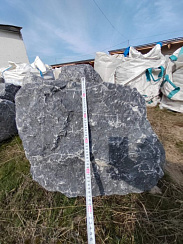 Kamenclub.ru: Черный мрамор скальник фр. 1000-1500 мм.  купить в Сургуте мрамор черный белый серый крупный колотый валун ландшафтный 9000 руб/т   фото КАМЕНЬ КЛУБ