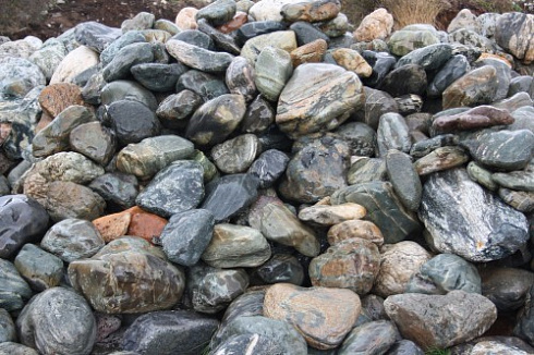 Kamenclub.ru: Ландшафтные валунчики фр.100-500 мм.  купить в Сургуте крупный природный камень серый, темно-серый, светло-серый речной валун крупный 4800 руб/т   фото КАМЕНЬ КЛУБ