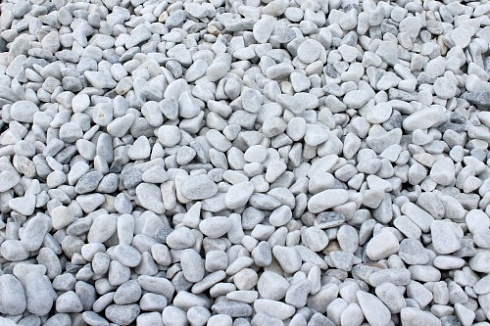 Kamenclub.ru: Щебень галтованный белый (мрамор) фр.5-10 мм.  купить в Сургуте мрамор белый, айвори, молочный каменная мраморная декоративная ландшафтная крошка 17000 руб/т   фото КАМЕНЬ КЛУБ