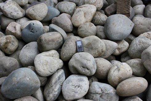 Kamenclub.ru: Речной валун (Ассорти) фр.100-300 мм.  купить в Сургуте галечник серый, темно-серый, светло-серый речная галька крупных размеров 4200 руб/т   фото КАМЕНЬ КЛУБ