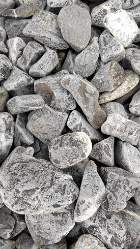 Kamenclub.ru: Щебень галтованный черный (мрамор) фр.40-70 мм.  купить в Сургуте мрамор черный с белыми прожилками, черный, белый щебень галтованный округлый 13500 руб/т   фото КАМЕНЬ КЛУБ