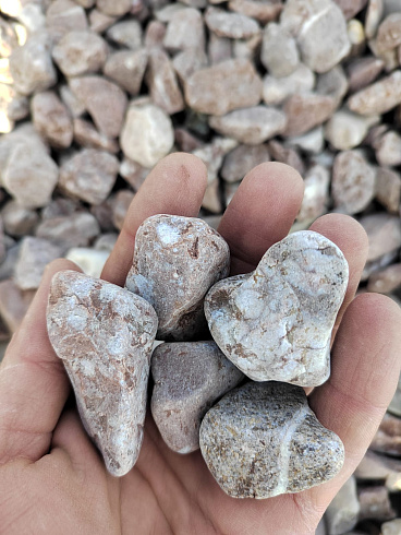 Kamenclub.ru: Мраморная крошка (щебень галтованный розовый) фр.20-40 мм.  купить в Сургуте мрамор розовый, красный оголтованный округлый щебень  15000 руб/т   фото КАМЕНЬ КЛУБ