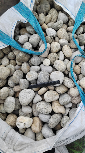 Kamenclub.ru: Галька речная окат (серо-белая) фр. 70-120 мм купить  в Сургуте галька галечник бело-серая, серо-белая, серая, белая речная природная галька  8000 руб/т   фото КАМЕНЬ КЛУБ