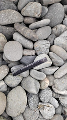 Kamenclub.ru: Галька речная окат (темно-серая) фр. 70-150 мм. купить  в Сургуте галька речная темно-серая, синяя, серая речная галька округлая  8000 руб/т   фото КАМЕНЬ КЛУБ