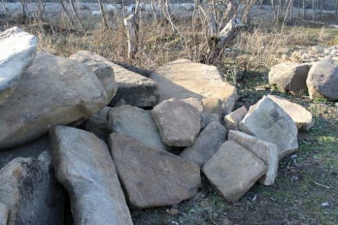 Kamenclub.ru: Песчаник плиты - плахи - пошаговые дорожки (фр. 70-150 мм)  купить в Сургуте песчаник серый бежевый желтый зеленый колотый песчаник строительный 6500 руб/т   фото КАМЕНЬ КЛУБ