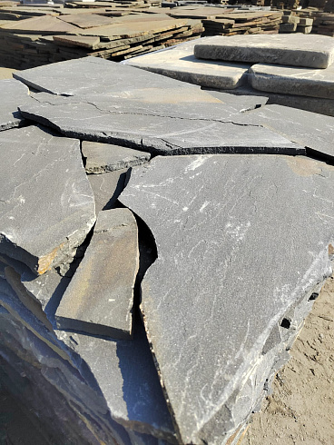 Kamenclub.ru: Песчаник пластушка светло-серый (3,0 см)  купить в Сургуте песчаник светло-серый, серый песчаник рваный ландшафтный колотый 13800 руб/м3   фото КАМЕНЬ КЛУБ