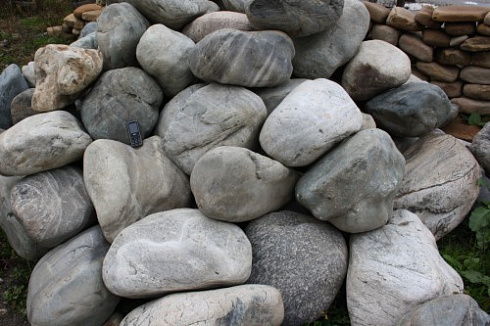 Kamenclub.ru: Речной валун Кабанчик фр.300-500 мм.  купить в Сургуте крупный природный камень галька серый, темно-серый речной валун галечник масштабный 7000 руб/т   фото КАМЕНЬ КЛУБ