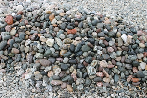 Kamenclub.ru: Галька окат (цветная картошка) фр. 50-100 мм. купить  в Сургуте галька природная окатанная серый белый цветной синий темно-серый коричневый округлый галечник окатанный 6800 руб/т   фото КАМЕНЬ КЛУБ