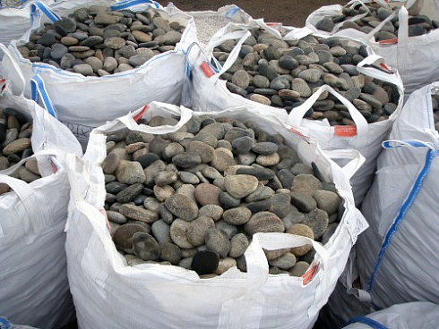 Kamenclub.ru: Галька речная плоская (ассорти) фр. 70-150 мм. купить  в Сургуте галька галечник серый белый темно-серый синий светло-серый плоская природная галька  9000 руб/т   фото КАМЕНЬ КЛУБ