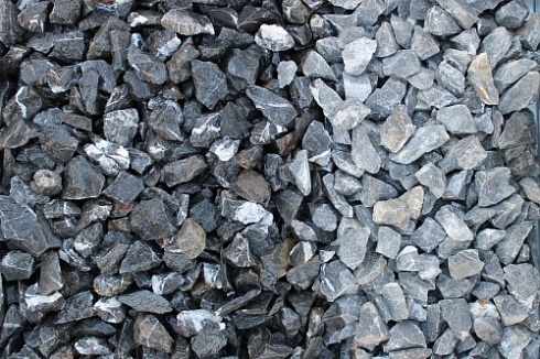 Kamenclub.ru: Щебень крошка черный (мрамор) фр. 20-40 мм.  купить в Сургуте мрамор черный с белыми прожилками мраморная каменная крошка 11000 руб/т   фото КАМЕНЬ КЛУБ