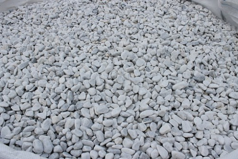 Kamenclub.ru: Мраморная крошка (щебень галтованный белый) фр.10-20 мм.  купить в Сургуте мрамор белый, молочный, айвори окатанный округлый декоративный ландшафтный щебень 17000 руб/т   фото КАМЕНЬ КЛУБ