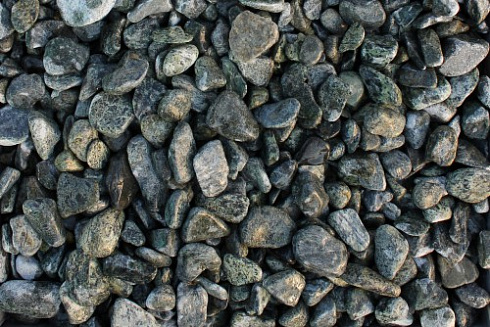 Kamenclub.ru: Щебень галтованный зеленый (змеевик) фр. 20-40 мм.  купить в Сургуте мрамор зеленый, салатовый оголтованный щебень мраморный 12500 руб/т   фото КАМЕНЬ КЛУБ