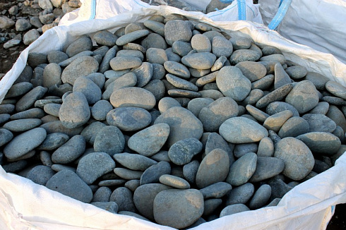 Kamenclub.ru: Галька речная плоская (темно-серая) фр. 70-150 мм. купить  в Сургуте галечник природный темно-серый серый синий речная плоская природная окатанная  9000 руб/т   фото КАМЕНЬ КЛУБ