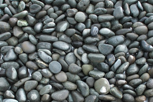 Kamenclub.ru: Галька речная окат (темно-серая) фр. 70-150 мм. купить  в Сургуте галька речная темно-серая, синяя, серая речная галька округлая  8000 руб/т   фото КАМЕНЬ КЛУБ