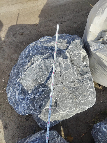 Kamenclub.ru: Черный мрамор скальник фр. 1000-1500 мм.  купить в Сургуте мрамор черный белый серый крупный колотый валун ландшафтный 9000 руб/т   фото КАМЕНЬ КЛУБ