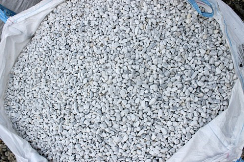 Kamenclub.ru: Мраморная крошка (щебень галтованный белый) фр.10-20 мм.  купить в Сургуте мрамор белый, молочный, айвори окатанный округлый декоративный ландшафтный щебень 17000 руб/т   фото КАМЕНЬ КЛУБ