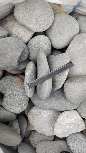 Kamenclub.ru: Галька речная плоская (темно-серая) фр. 70-150 мм. купить  в Сургуте галечник природный темно-серый серый синий речная плоская природная окатанная  9000 руб/т   фото КАМЕНЬ КЛУБ