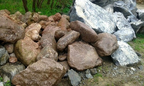 Kamenclub.ru: Конгломераты фр. 300-1000 мм.  купить в Сургуте кварц мрамор диабаз коричневый, серый зеленоватый речной валун крупный 6500 руб/т   фото КАМЕНЬ КЛУБ