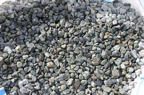 Kamenclub.ru: Щебень крошка зеленый (змеевик) фр. 20-40 мм.  купить в Сургуте мрамор зеленый, салатовый ландшафтная мраморная крошка 8500 руб/т   фото КАМЕНЬ КЛУБ