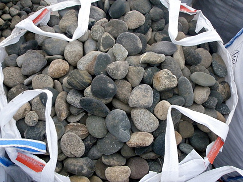 Kamenclub.ru: Галька речная плоская (ассорти) фр. 100-200-300 мм. купить  в Сургуте галька плоская разноцветная серый белый темно-серый синий речная галька ландшафтная 8000 руб/т   фото КАМЕНЬ КЛУБ