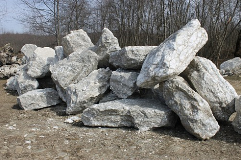 Kamenclub.ru: Мраморизированный известняк фр.500-1500 мм.  купить в Сургуте    10000 руб/т   фото КАМЕНЬ КЛУБ