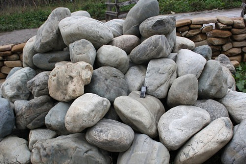 Kamenclub.ru: Речной валун Кабанчик фр.300-500 мм.  купить в Сургуте крупный природный камень галька серый, темно-серый речной валун галечник масштабный 7000 руб/т   фото КАМЕНЬ КЛУБ
