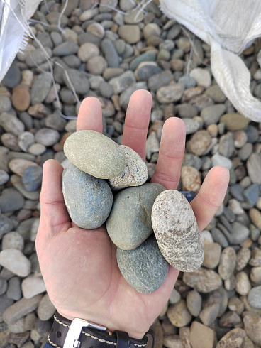 Kamenclub.ru: Галька речная окат (пестрая) фр. 20-40 мм. купить  в Сургуте галька речная пестрая, серая, серые оттенки галька речная окатанная округлая 5000 руб/т   фото КАМЕНЬ КЛУБ