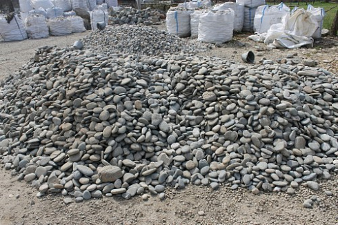 Kamenclub.ru: Галька речная плоская (ассорти) фр. 70-150 мм. купить  в Сургуте галька галечник серый белый темно-серый синий светло-серый плоская природная галька  9000 руб/т   фото КАМЕНЬ КЛУБ