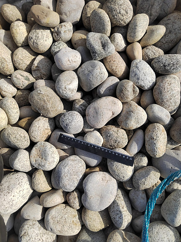 Kamenclub.ru: Галька речная окат (серо-белая) фр. 70-120 мм купить  в Сургуте галька галечник бело-серая, серо-белая, серая, белая речная природная галька  8000 руб/т   фото КАМЕНЬ КЛУБ